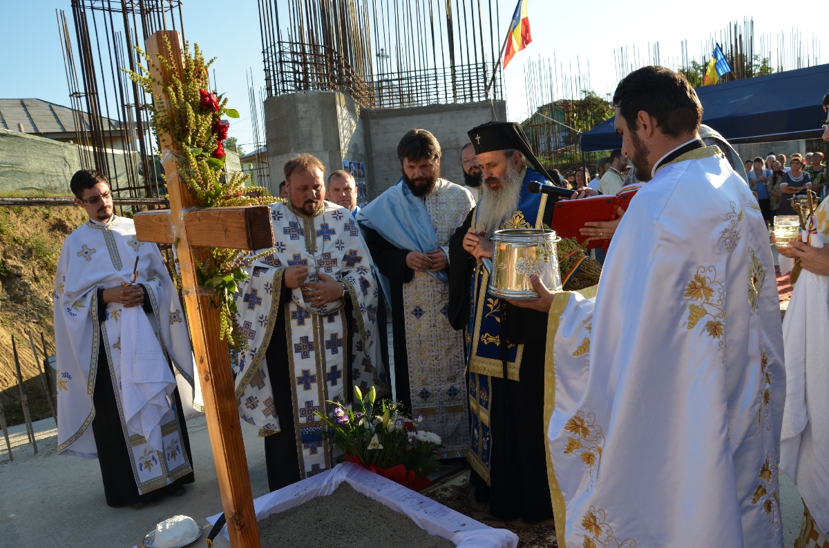 Sfinţire de biserică şi de casă socială în parohia Rediu Scânteii