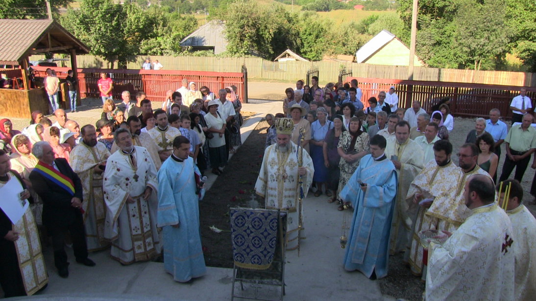 PS Ioachim Băcăuanul a sfinţit biserica parohiei Frunteşti