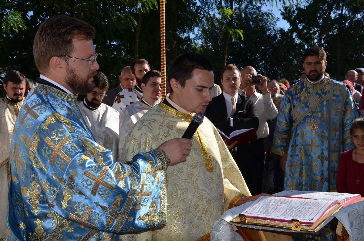 Sfinţire de biserică şi de casă socială în parohia Rediu Scânteii
