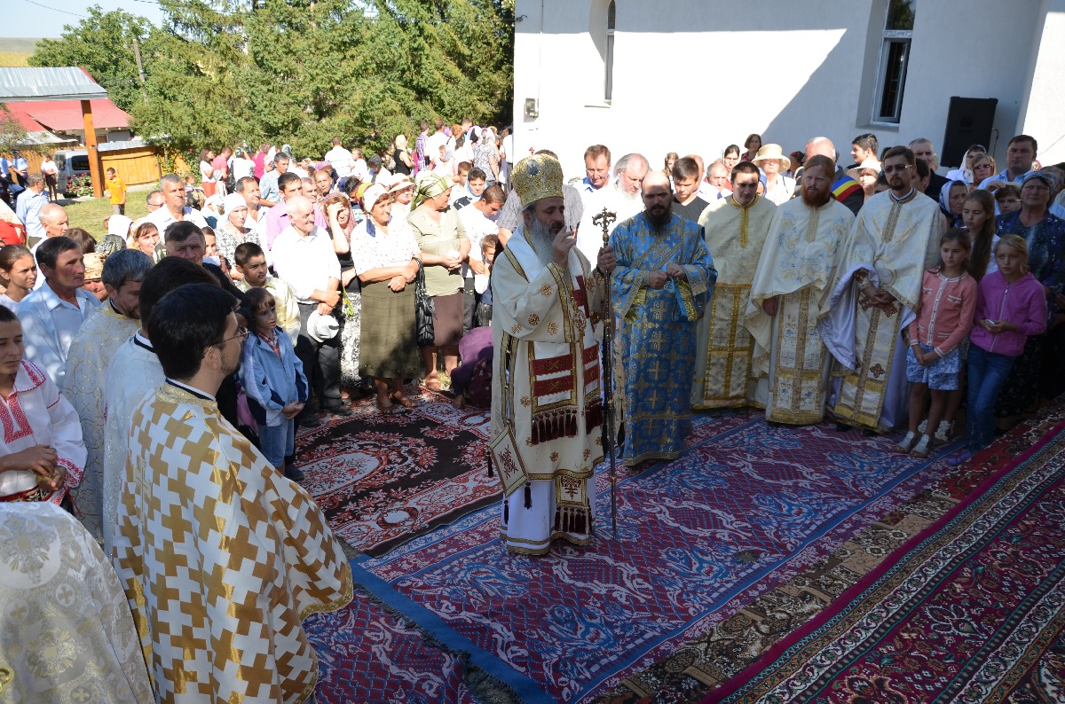 Sfinţire de biserică şi de casă socială în parohia Rediu Scânteii