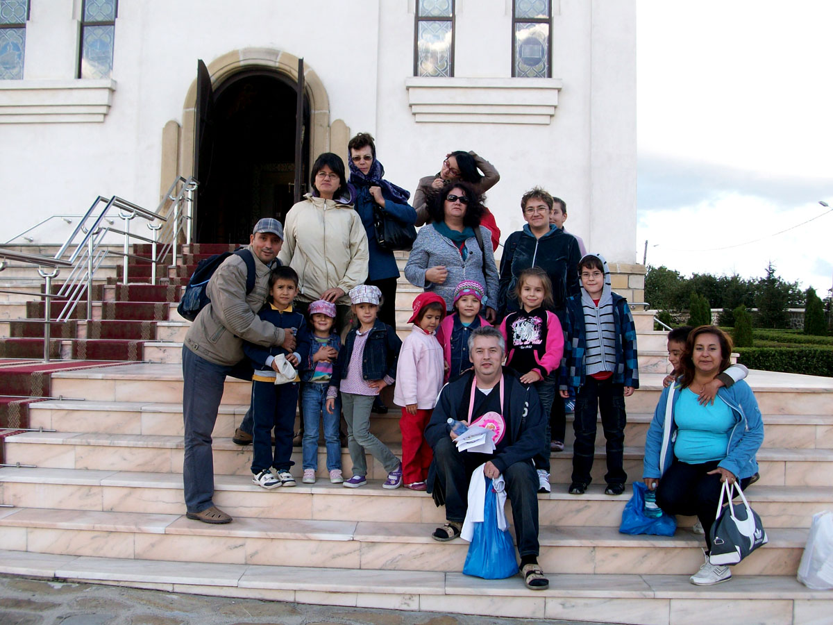 Maica Domnului, în mijlocul copiilor