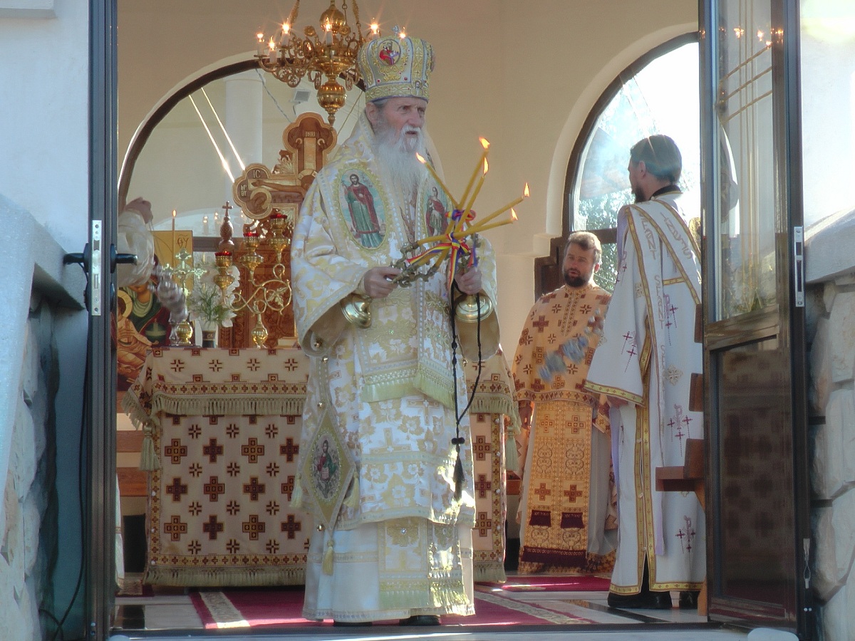 Liturghie arhierească la hramul Mănăstirii Cămârzani Liturghie arhierească la hramul Mănăstirii Cămârzani