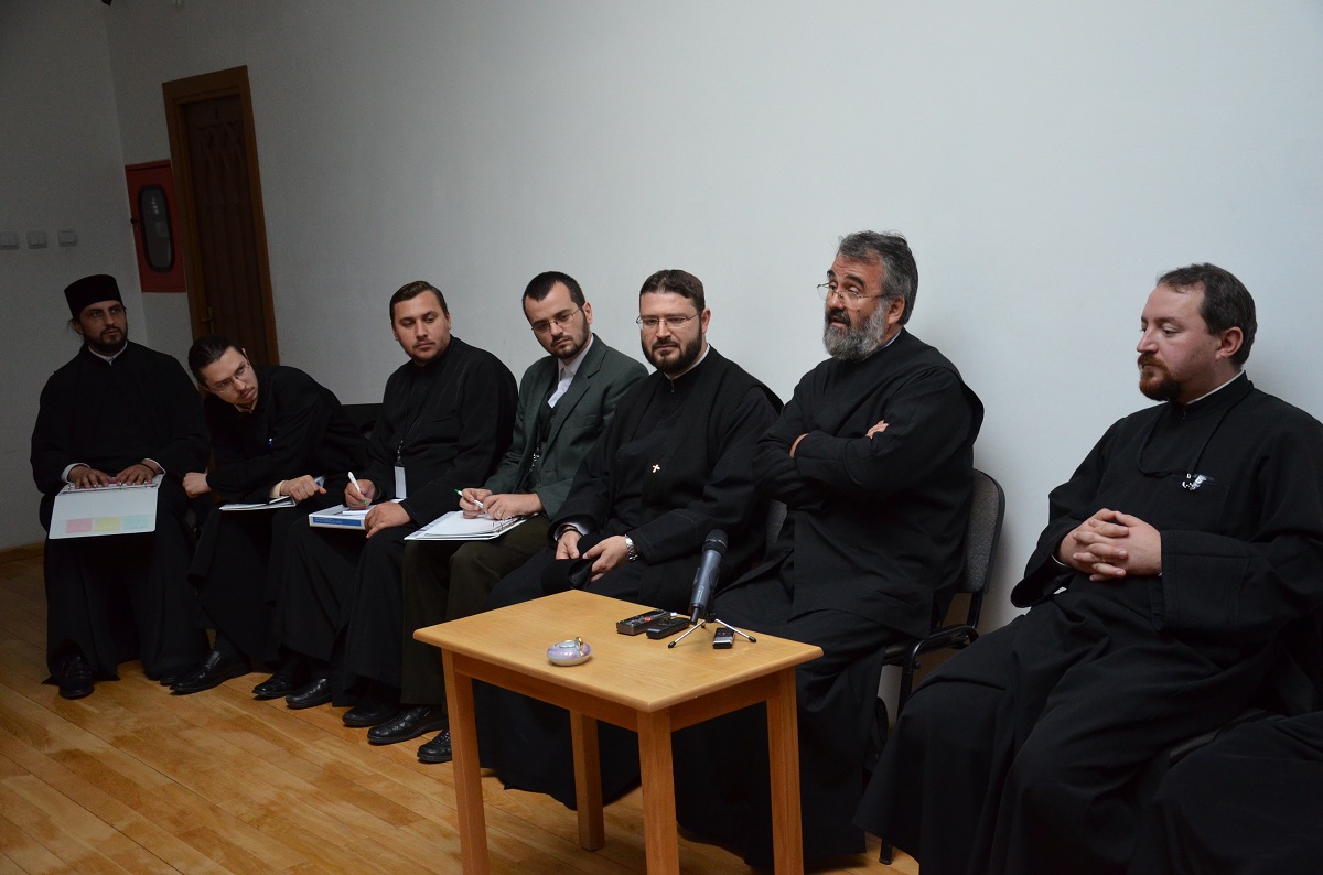 Pr. prof. univ. dr. Constantin Coman de la Facultatea de Teologie Ortodoxă „Justinian Patriarhul“ din Bucureşti a susținut un atelier de facilitare Pr. Vasile Gavrilă și pr. Constantin Coman, prezenți la atelierul de formare de la Miclăușeni