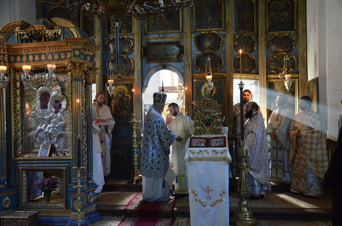 În cadrul Sfintei Liturghii arhierești, tânărul diacon Ioan Puiu a fost hirotonit preot Pr. Vasile Gavrilă și pr. Constantin Coman, prezenți la atelierul de formare de la Miclăușeni
