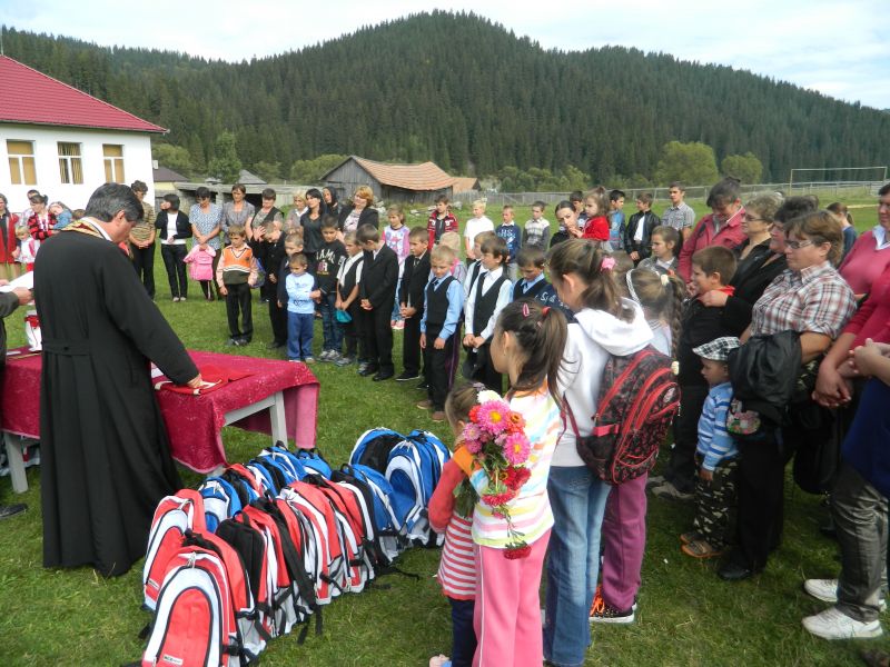 Daruri pentru elevii din Coşnea în prima zi a anului școlar