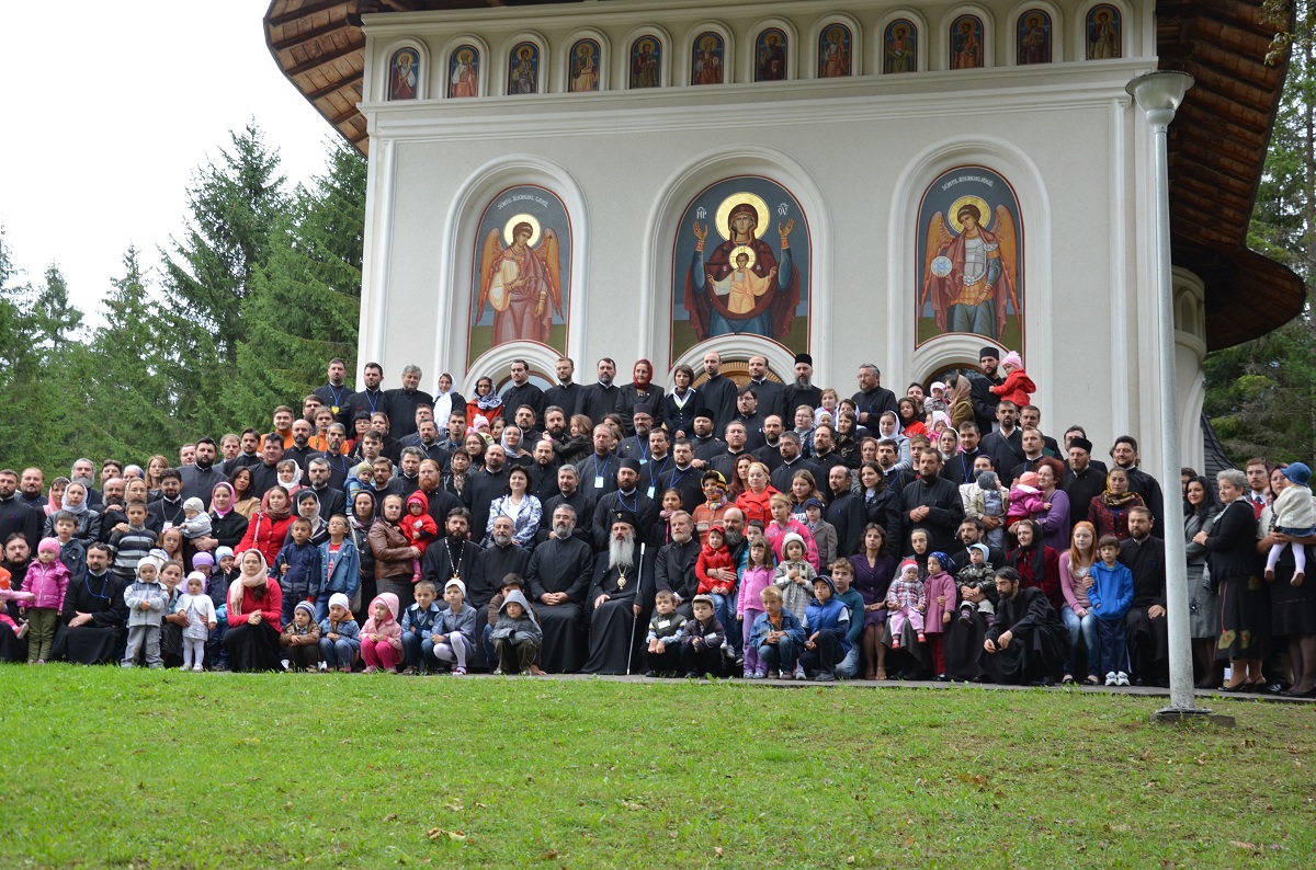 100 de preoţi, însoţiţi de preotese şi de copii, în conferinţă la Durău