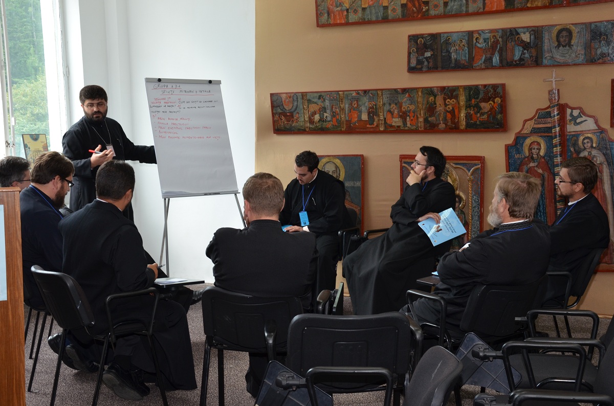 100 de preoţi, însoţiţi de preotese şi de copii, în conferinţă la Durău