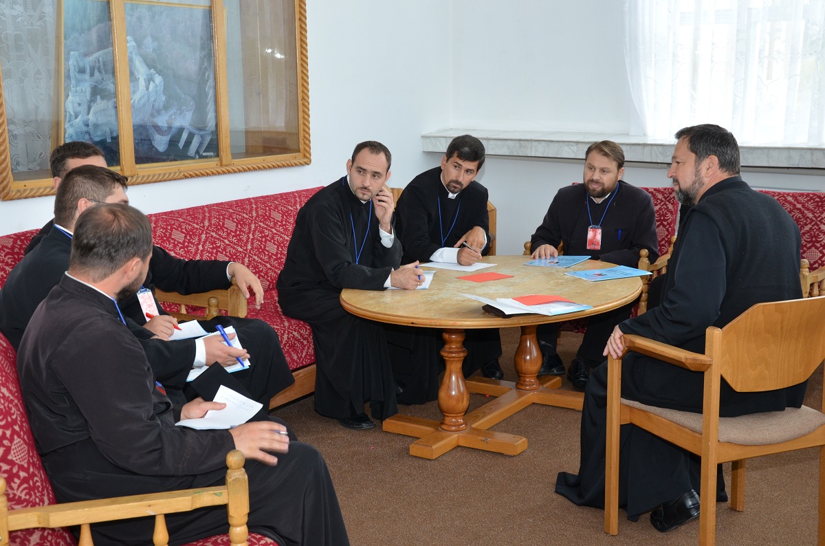 100 de preoţi, însoţiţi de preotese şi de copii, în conferinţă la Durău