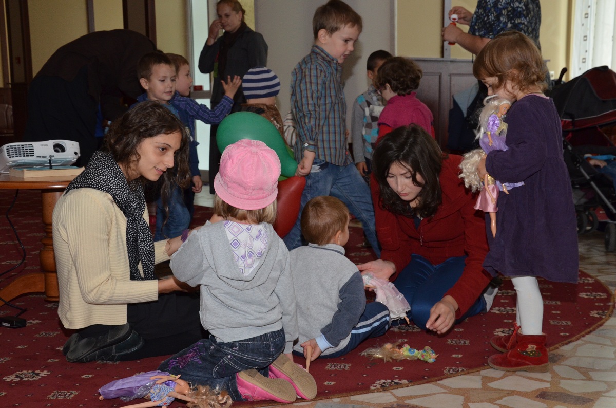 100 de preoţi, însoţiţi de preotese şi de copii, în conferinţă la Durău