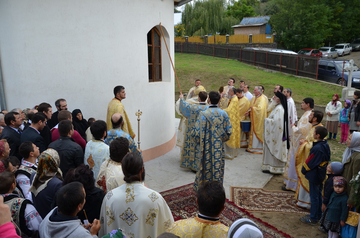 Biserica „Izvorul Tămăduirii” din localitatea Coșula, sfințită de IPS Mitropolit Teofan Biserica „Izvorul Tămăduirii” din localitatea Coșula, sfințită de IPS Mitropolit Teofan