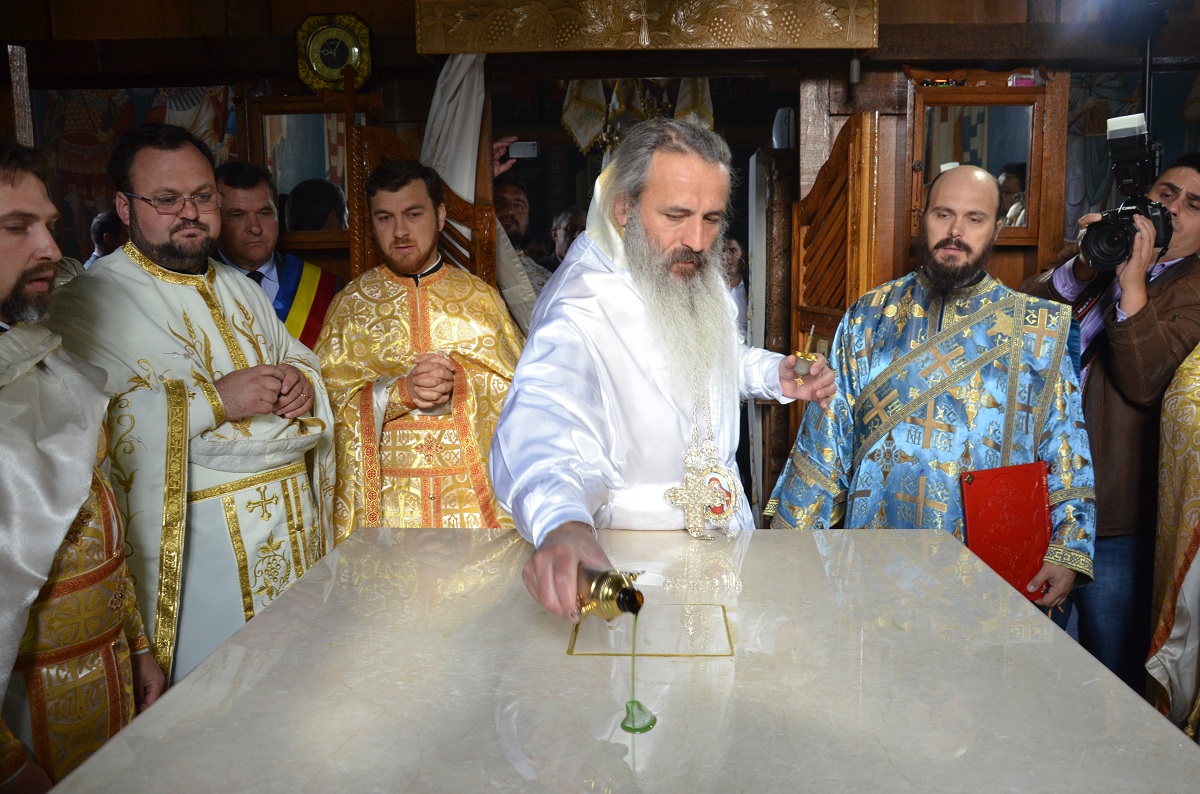 Biserica „Izvorul Tămăduirii” din localitatea Coșula, sfințită de IPS Mitropolit Teofan Biserica „Izvorul Tămăduirii” din localitatea Coșula, sfințită de IPS Mitropolit Teofan