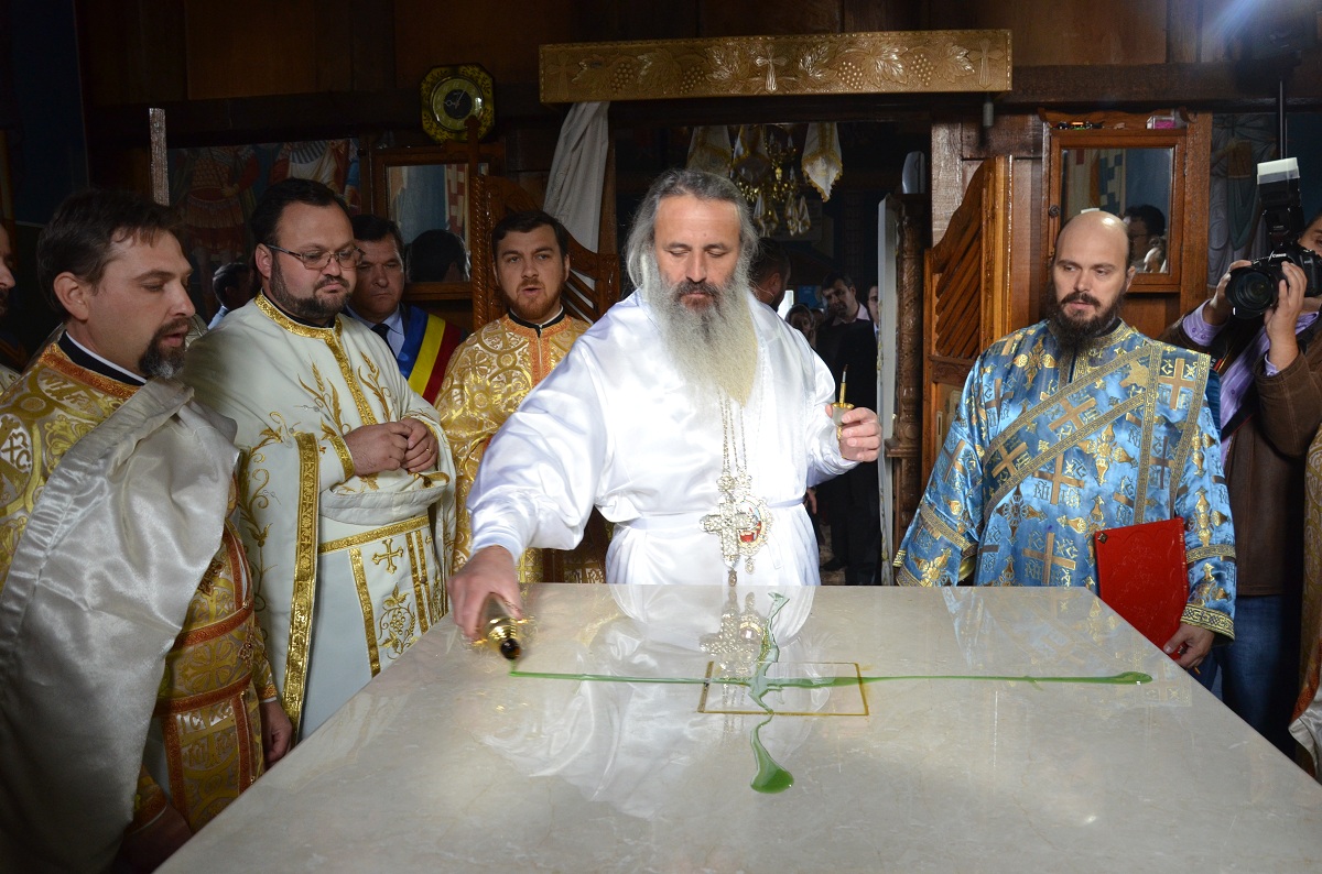 Biserica „Izvorul Tămăduirii” din localitatea Coșula, sfințită de IPS Mitropolit Teofan Biserica „Izvorul Tămăduirii” din localitatea Coșula, sfințită de IPS Mitropolit Teofan