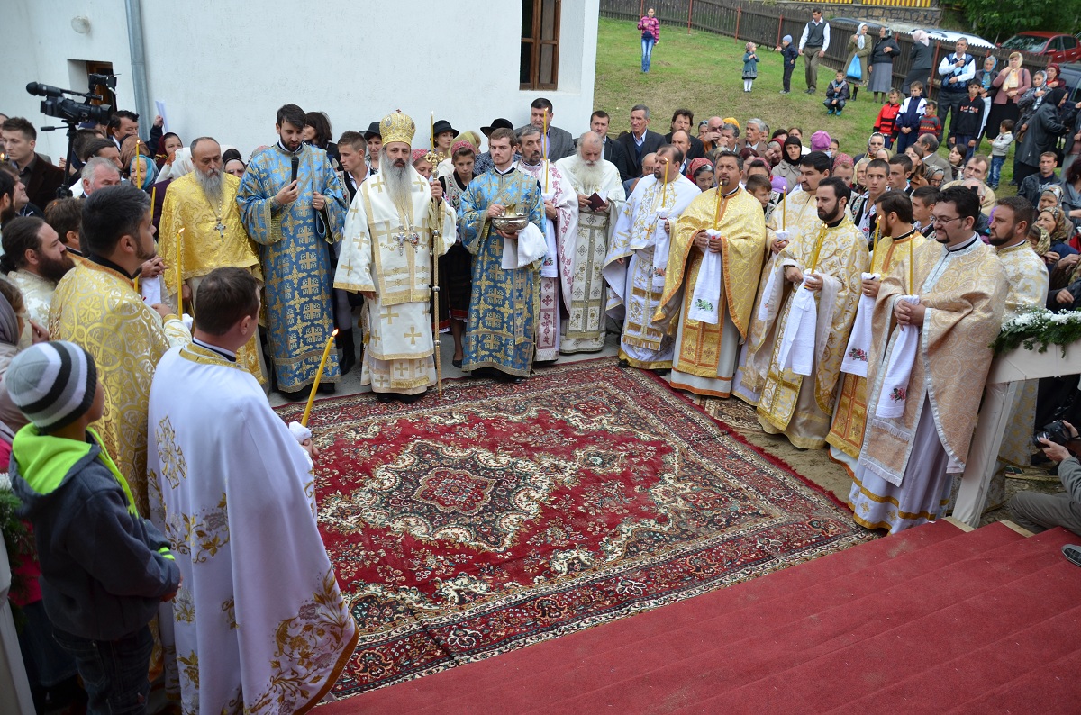 Biserica „Izvorul Tămăduirii” din localitatea Coșula, sfințită de IPS Mitropolit Teofan Biserica „Izvorul Tămăduirii” din localitatea Coșula, sfințită de IPS Mitropolit Teofan