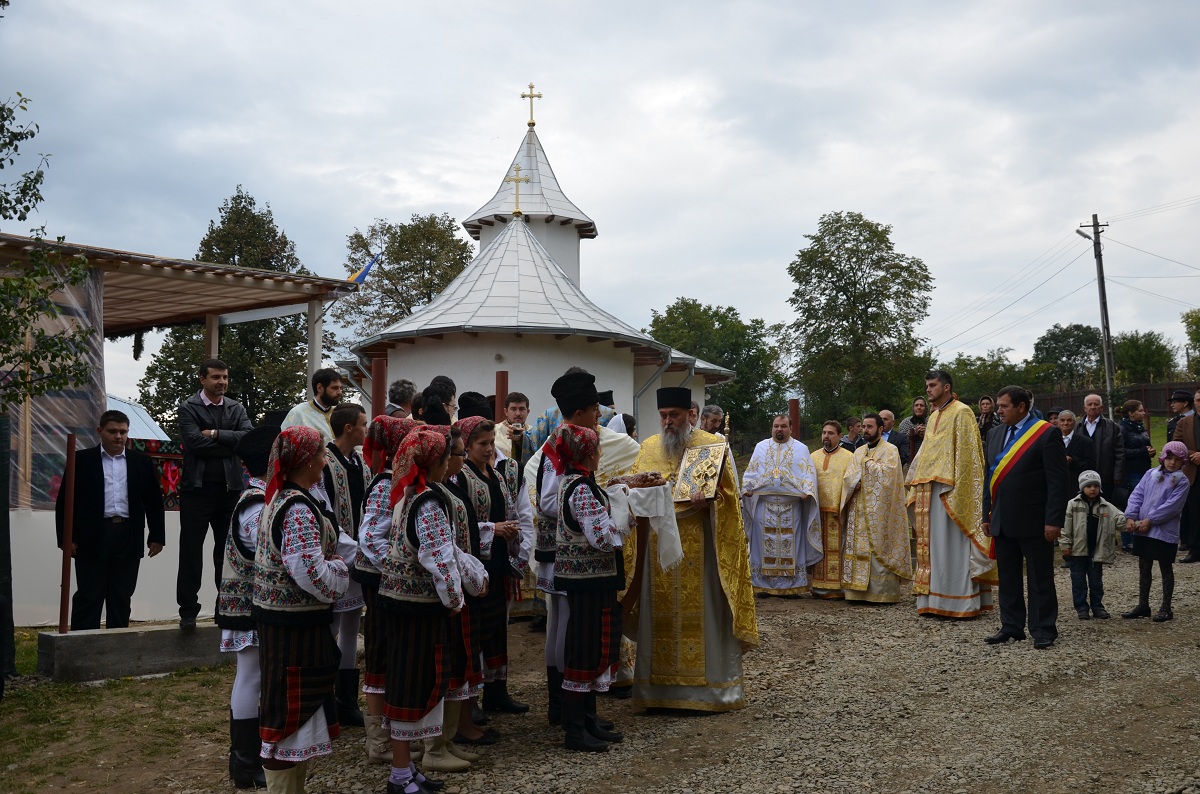 Biserica „Izvorul Tămăduirii” din localitatea Coșula, sfințită de IPS Mitropolit Teofan Biserica „Izvorul Tămăduirii” din localitatea Coșula, sfințită de IPS Mitropolit Teofan
