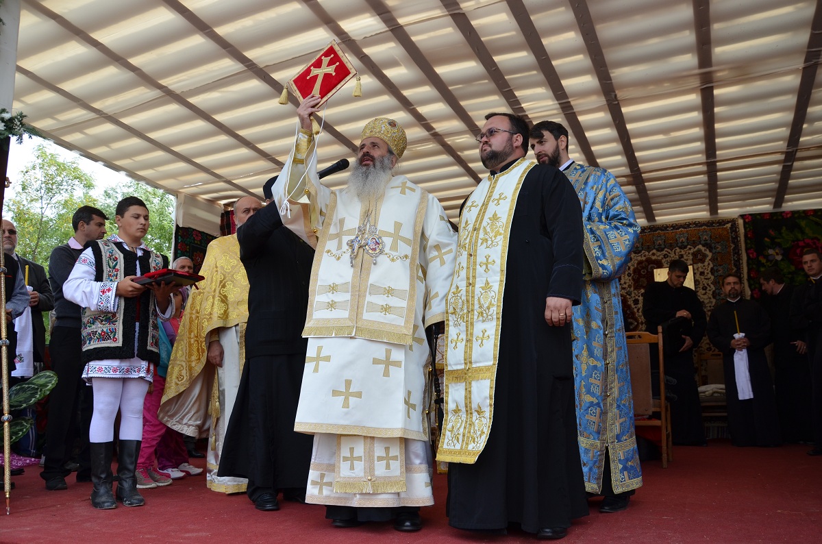 Biserica „Izvorul Tămăduirii” din localitatea Coșula, sfințită de IPS Mitropolit Teofan Biserica „Izvorul Tămăduirii” din localitatea Coșula, sfințită de IPS Mitropolit Teofan