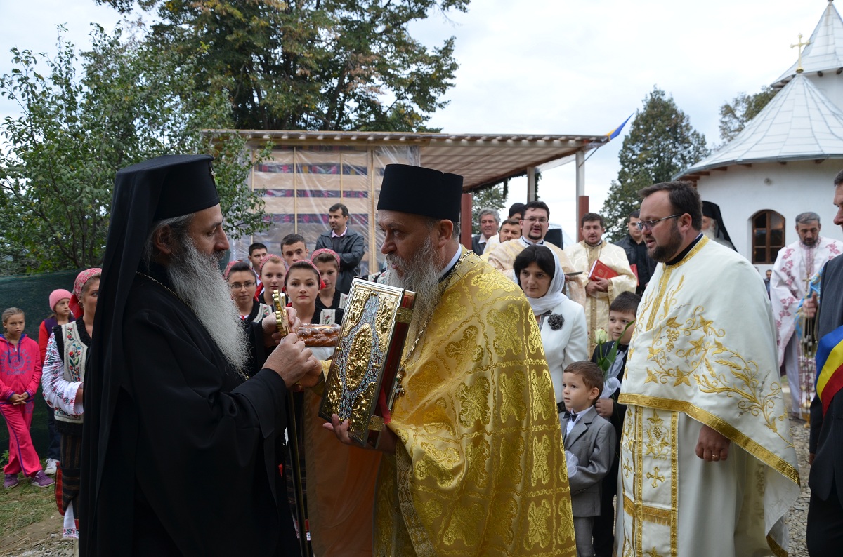 Biserica „Izvorul Tămăduirii” din localitatea Coșula, sfințită de IPS Mitropolit Teofan Biserica „Izvorul Tămăduirii” din localitatea Coșula, sfințită de IPS Mitropolit Teofan