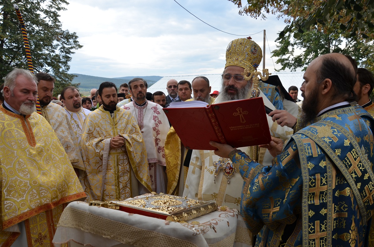 Biserica „Izvorul Tămăduirii” din localitatea Coșula, sfințită de IPS Mitropolit Teofan Biserica „Izvorul Tămăduirii” din localitatea Coșula, sfințită de IPS Mitropolit Teofan