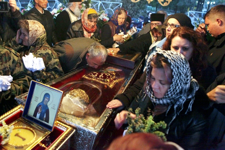 Haina care s-a atins de racla Cuvioasei