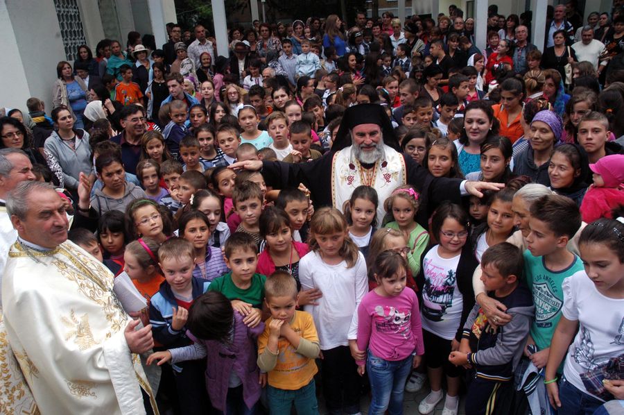 Binecuvântare arhierească pentru sute de copii băcăuani