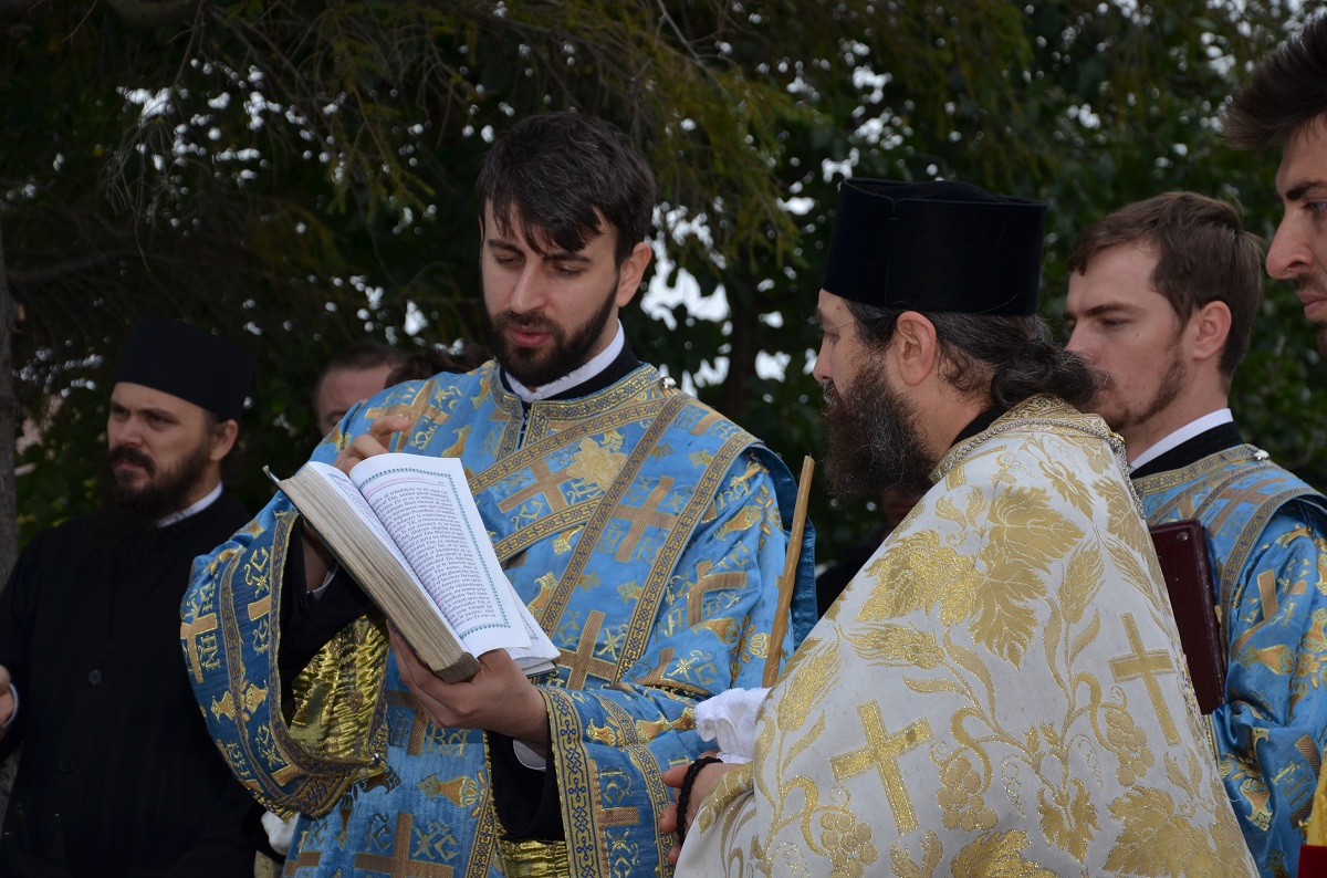 Sfințire de casă parohială și de troiță, la Călugărenii Vechi