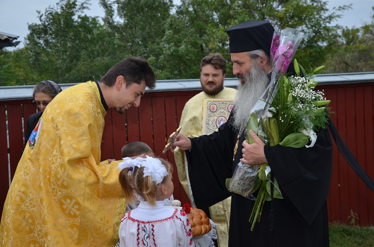 Sfințire de casă parohială și de troiță, la Călugărenii Vechi