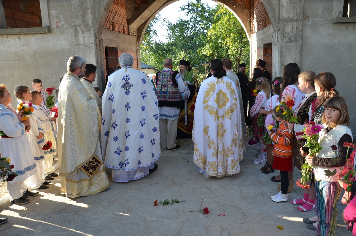 IPS Mitropolit Teofan, în mijlocul credincioșilor din parohia Hîndrești