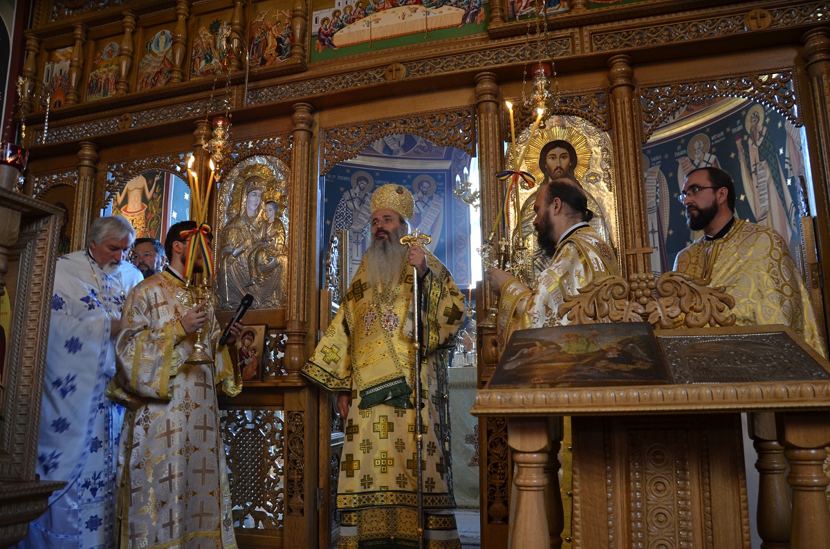 IPS Mitropolit Teofan, în mijlocul credincioșilor din parohia Hîndrești