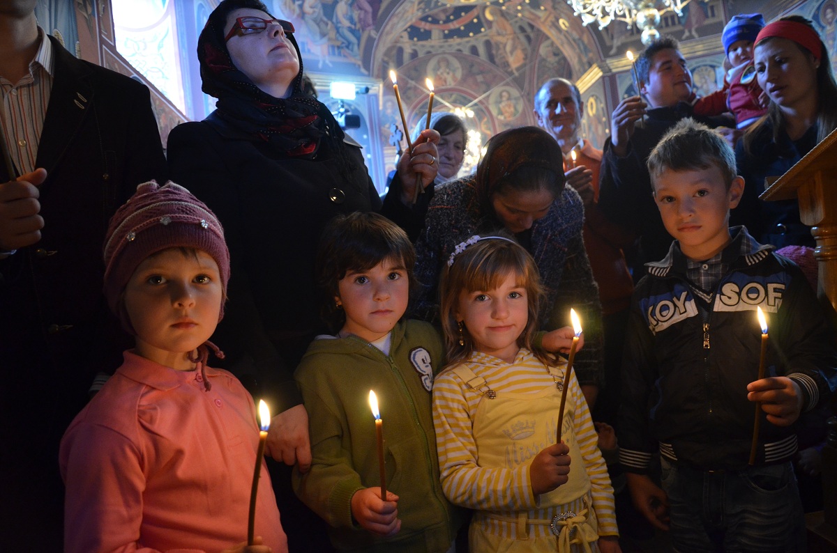 IPS Mitropolit Teofan, în mijlocul credincioșilor din parohia Hîndrești