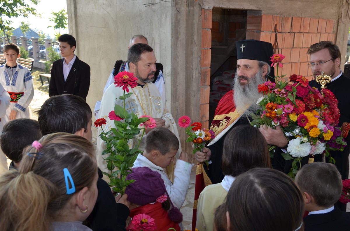 IPS Mitropolit Teofan, în mijlocul credincioșilor din parohia Hîndrești