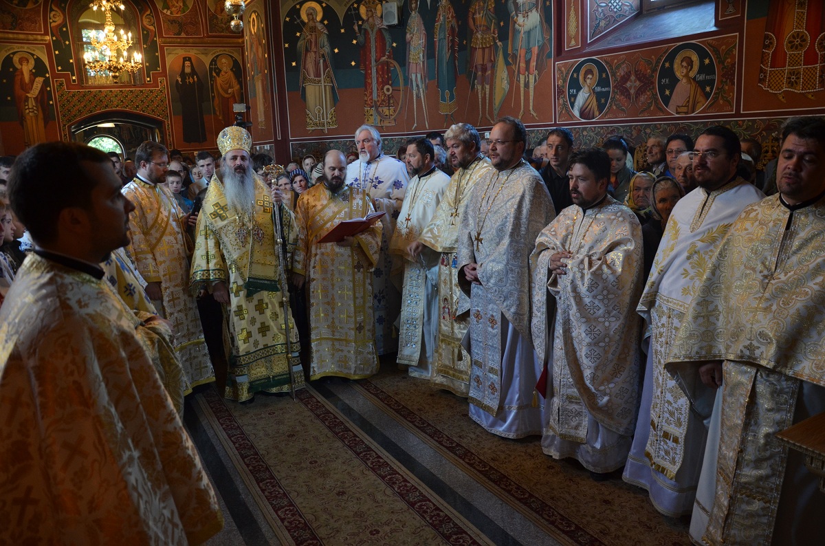 IPS Mitropolit Teofan, în mijlocul credincioșilor din parohia Hîndrești