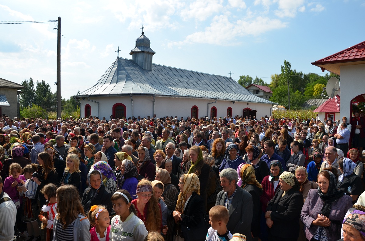 Doi ierarhi la sfinţirea bisericii din Pomârla 2, Dorohoi