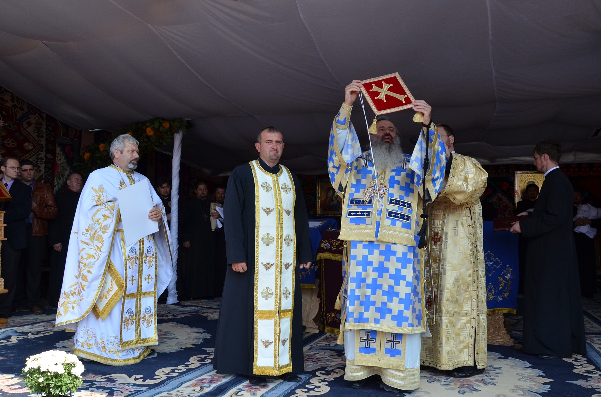 Doi ierarhi la sfinţirea bisericii din Pomârla 2, Dorohoi