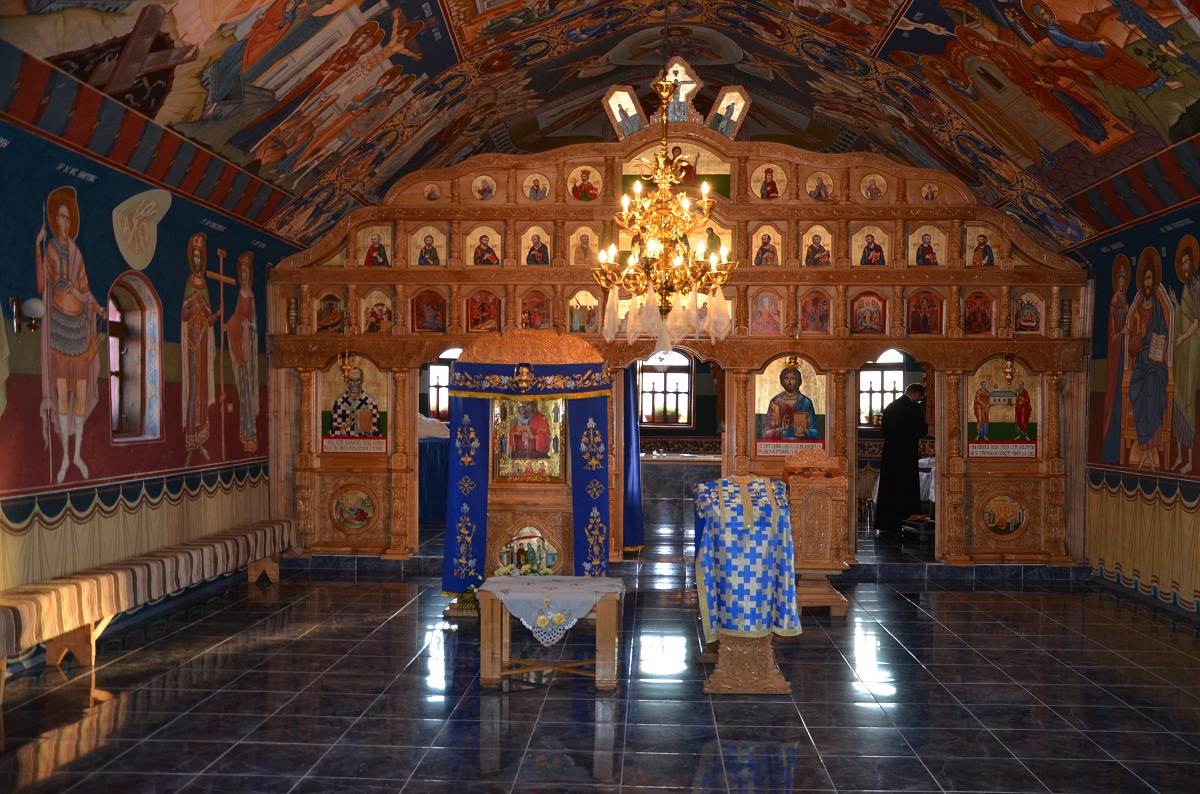 Doi ierarhi la sfinţirea bisericii din Pomârla 2, Dorohoi