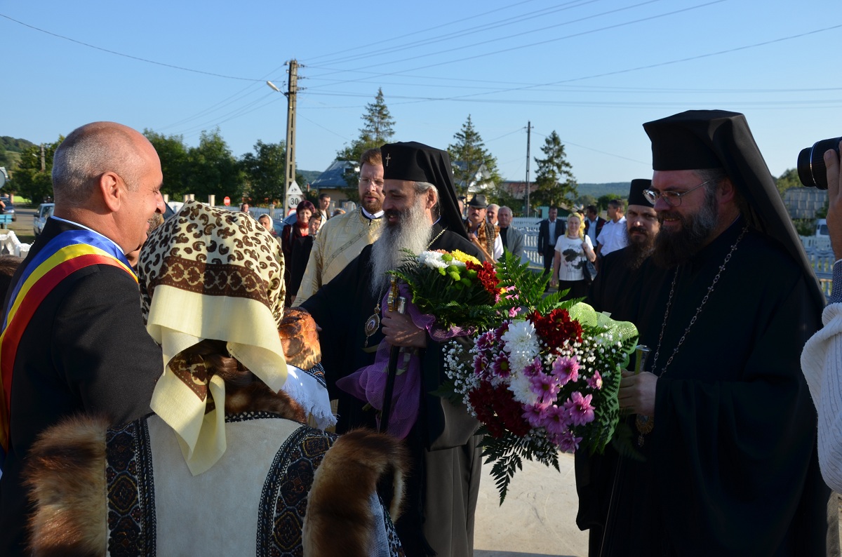 Doi ierarhi la sfinţirea bisericii din Pomârla 2, Dorohoi