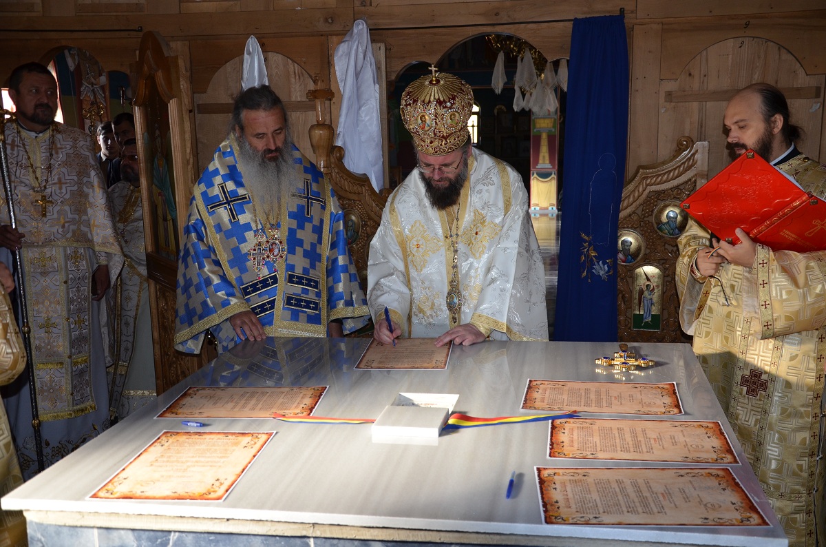 Doi ierarhi la sfinţirea bisericii din Pomârla 2, Dorohoi