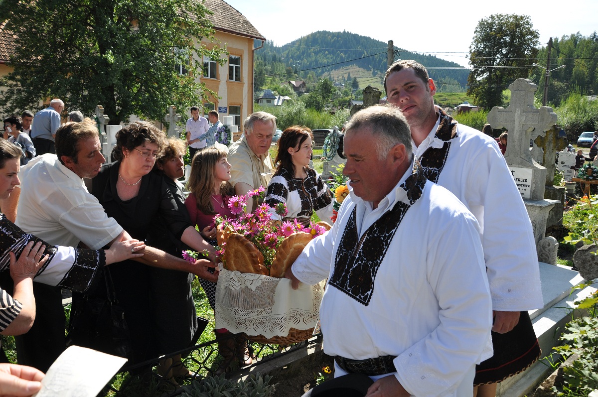 Rugă la mormintele strămoşilor din Colacu Rugă la mormintele strămoşilor din Colacu