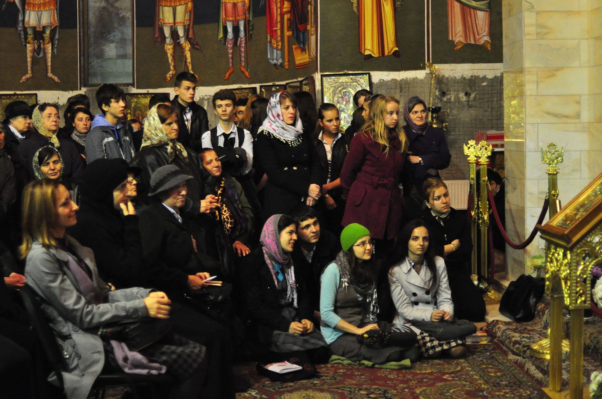 „De la moarte la îndumnezeire. 7 paşi ghidaţi de slujba Sfântului Maslu”