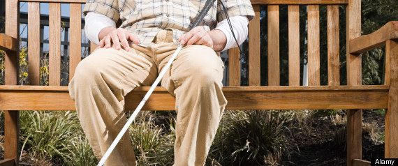 Telefon cu buton de panică pentru nevăzători, în premieră naţională, la Mureş