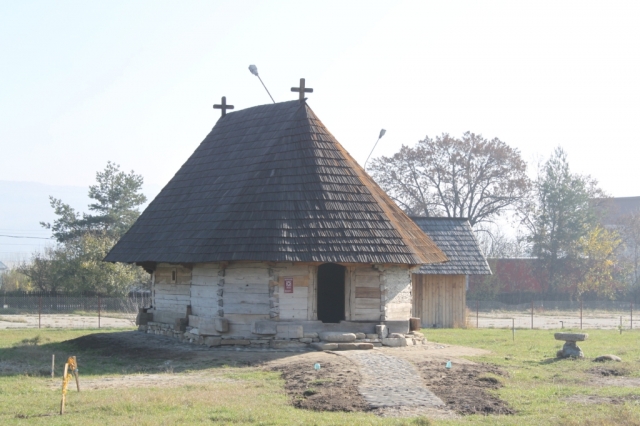 Resfințirea bisericii de lemn de la Angheleşti, restaurată la Muzeul Satului Vâlcean Bujoreni