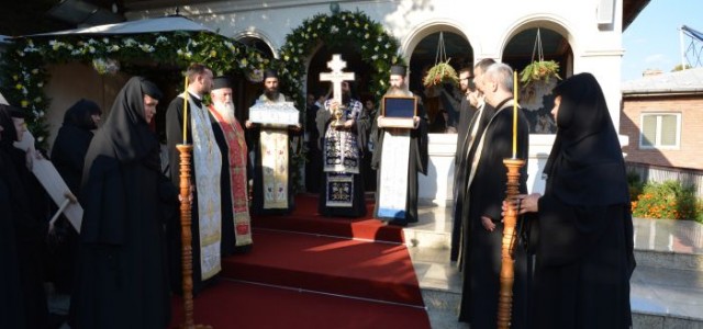 Un fragment din lemnul Sfintei Cruci şi părticele din moaştele Sfinţilor Nectarie şi Vlasie, aduse spre închinare la Mănăstirea Clocociov Un fragment din lemnul Sfintei Cruci şi părticele din moaştele Sfinţilor Nectarie şi Vlasie, aduse spre închinare la Mănăstirea Clocociov