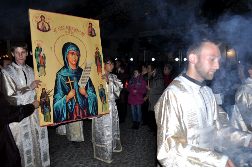 Cuvioasa mi-a dat mâna deoparte. Era vie!