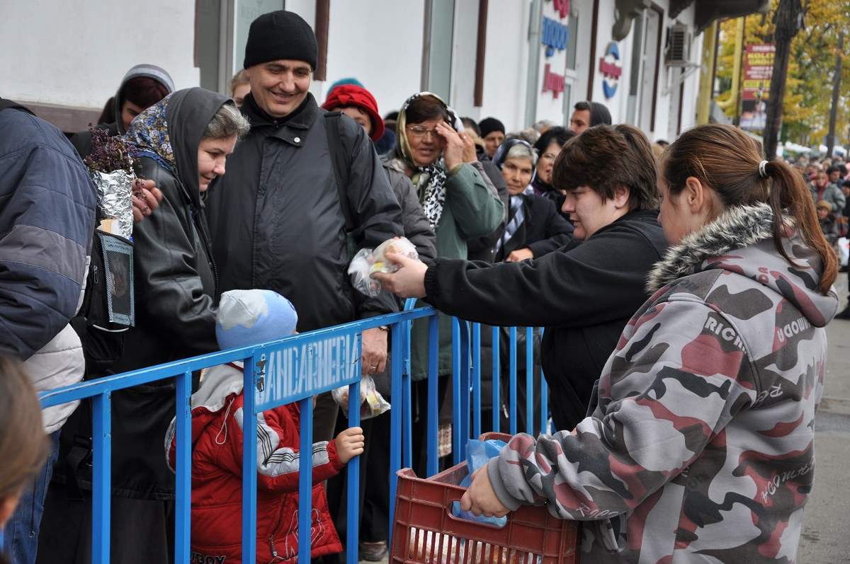 Daruri pentru pelerinii care aşteaptă la rândul Cuvioasei