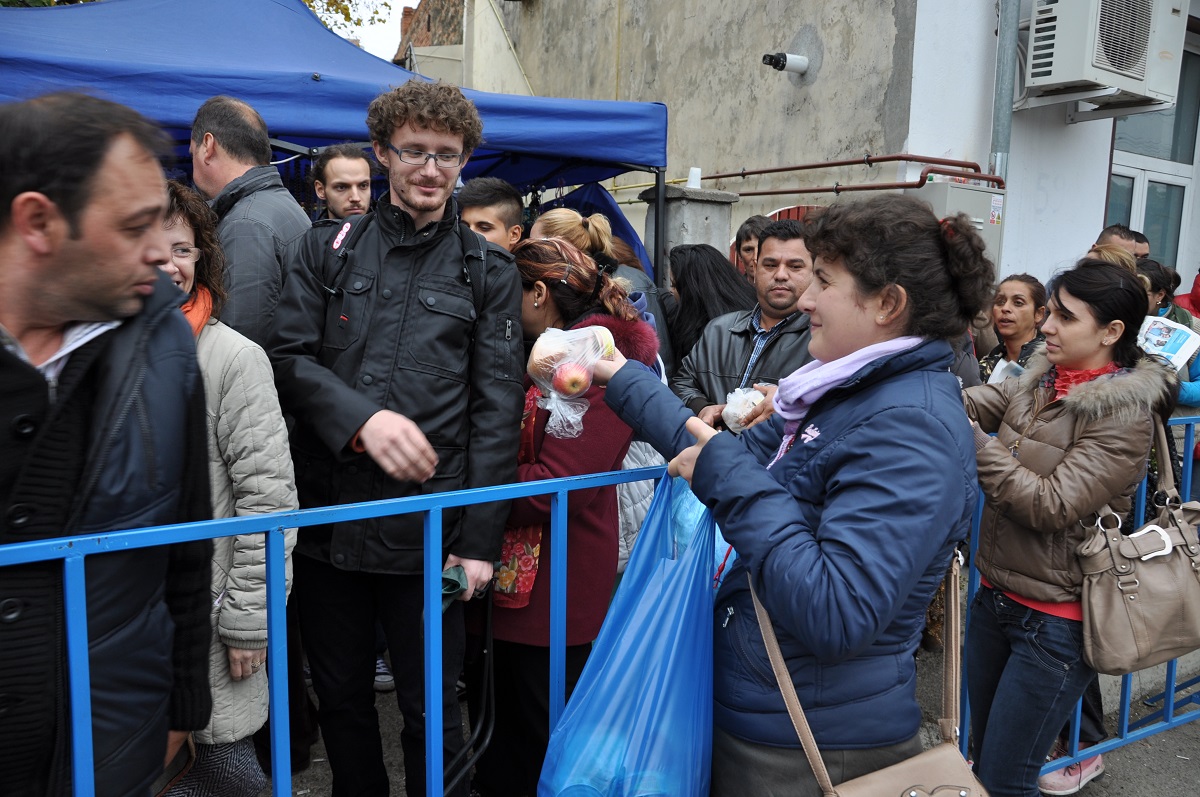 Daruri pentru pelerinii care aşteaptă la rândul Cuvioasei