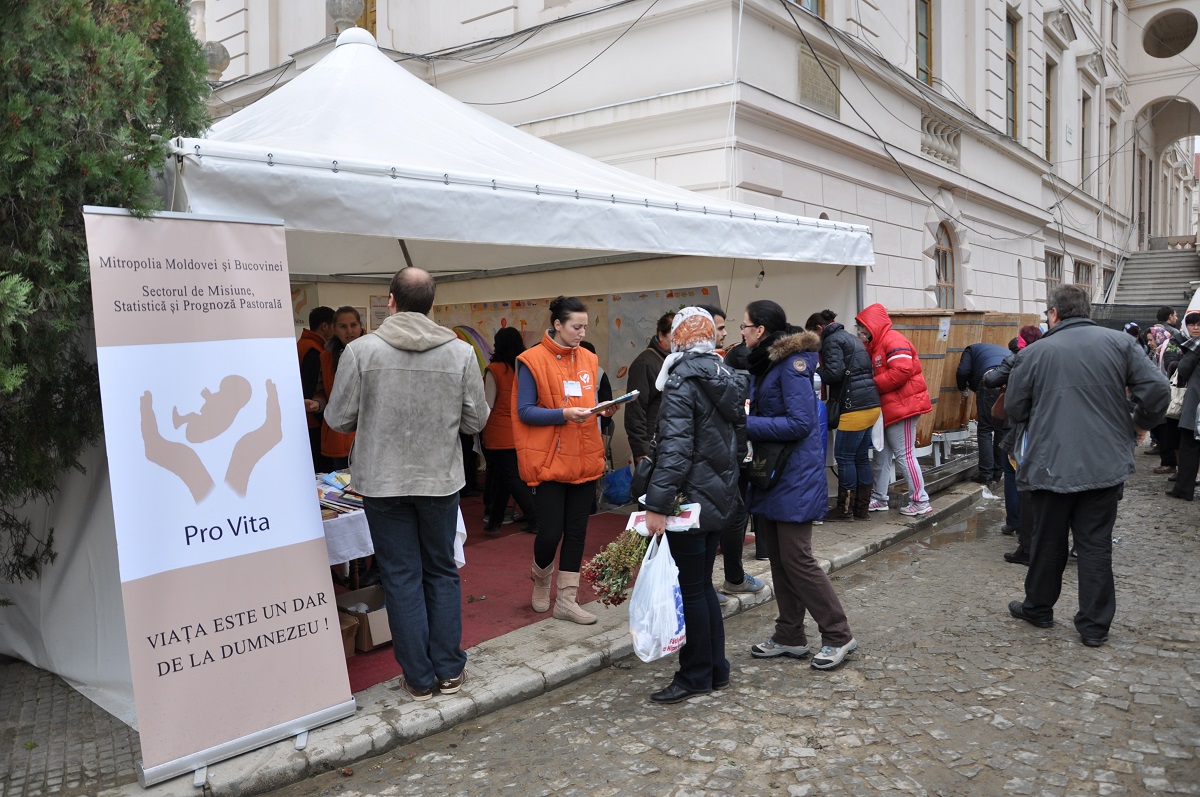 Stand în curtea Mitropoliei pentru promovarea Departamentului Pro Vita
