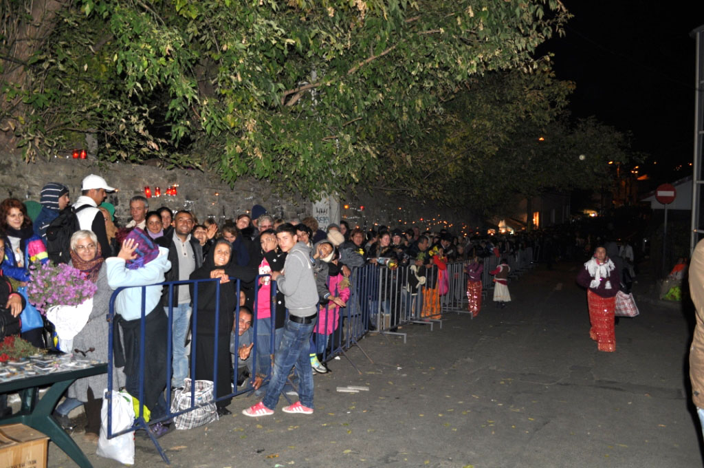 Cuvioasa mi-a dat mâna deoparte. Era vie!