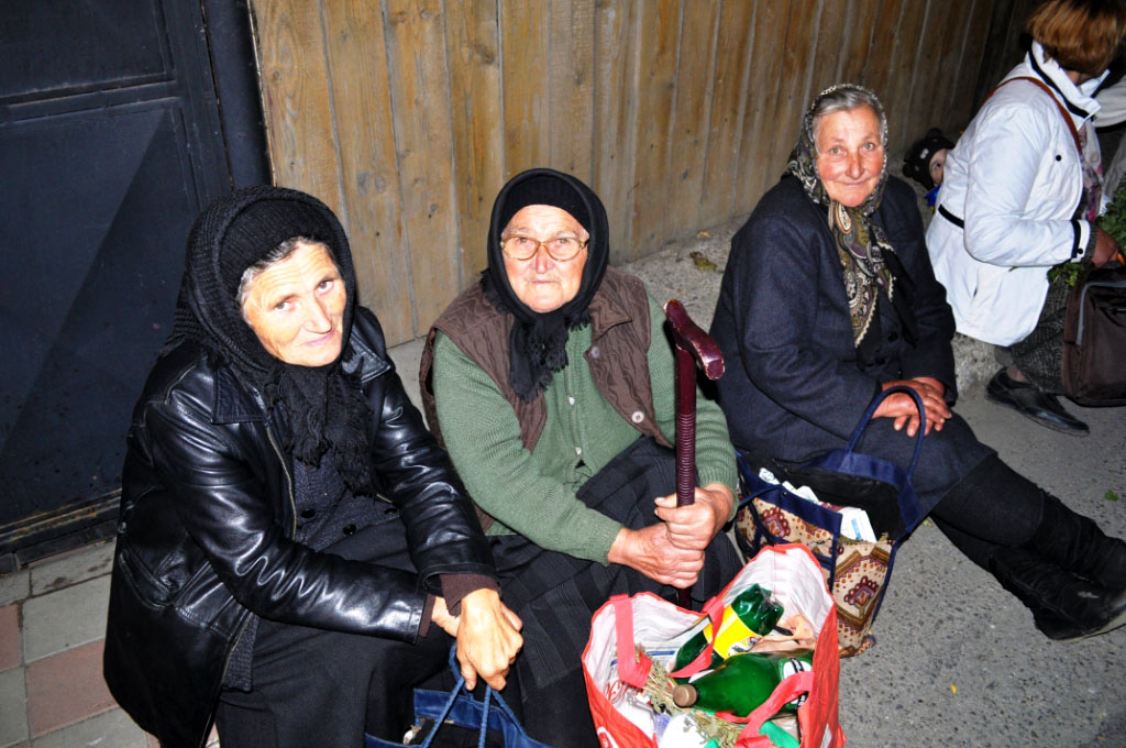 Cuvioasa mi-a dat mâna deoparte. Era vie!