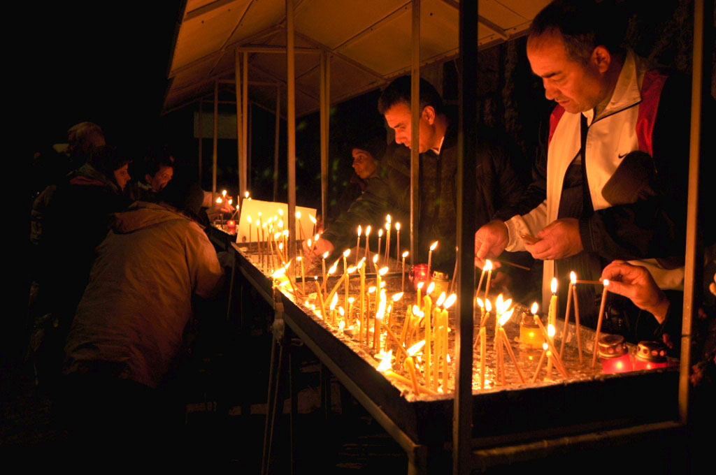 Cuvioasa mi-a dat mâna deoparte. Era vie!