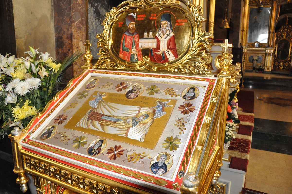 &quot;Credincioşii care oferă un dar Sfintei Parascheva caută împărăția lui Dumnezeu&quot;