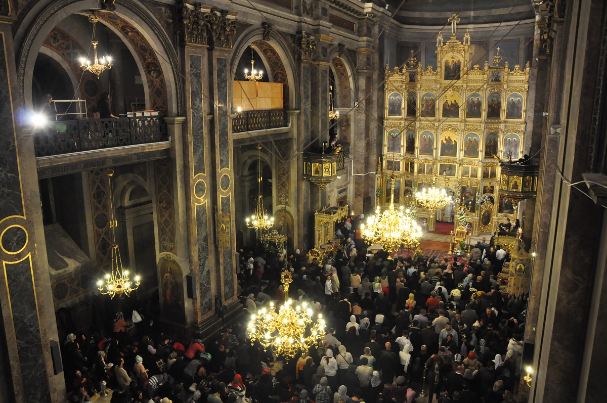 Sfânta Parascheva, sărbătorită în miez de noapte