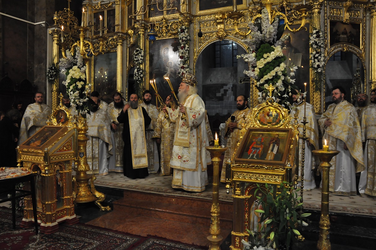 Sfânta Parascheva, sărbătorită în miez de noapte